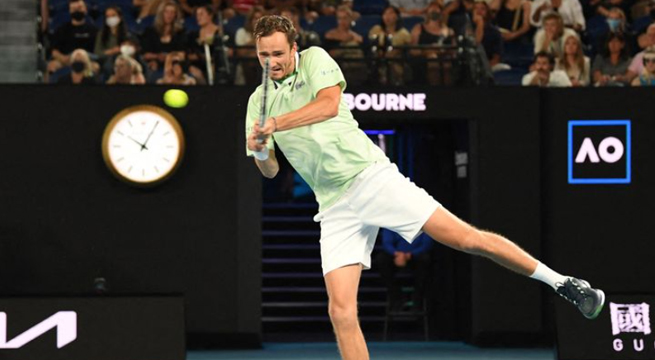 Medvedev frena el show de Kyrgios en Australia, Tsitsipas vence al argentino Báez