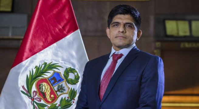 Ministro de Defensa, Juan Carrasco, fue internado en UCI debido a la COVID-19