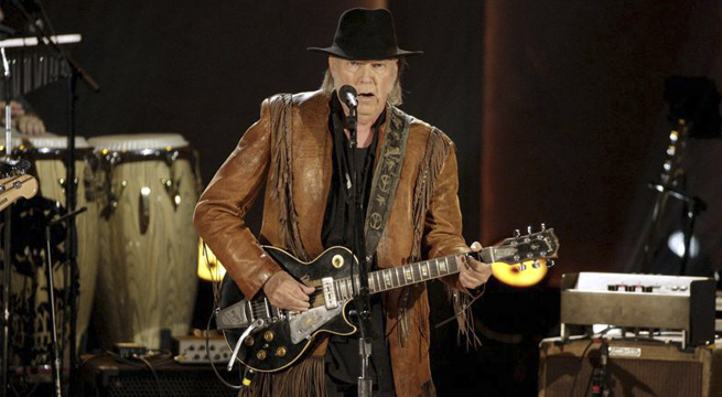 Spotify retira la música de Neil Young tras su ultimátum sobre podcast de Joe Rogan