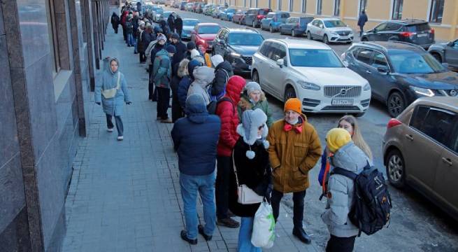 Bancos, fondos y bolsas internacionales ponen en marcha las sanciones a Rusia