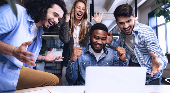 San Valentín: ¿Es mejor emprender solo o con amigos?