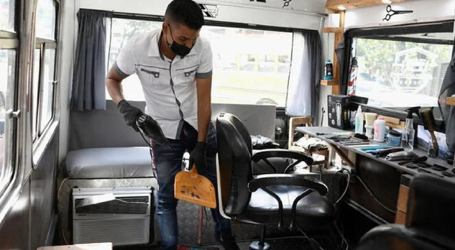 Afeitarse en un bus, la solución de un venezolano para pagar las cuentas