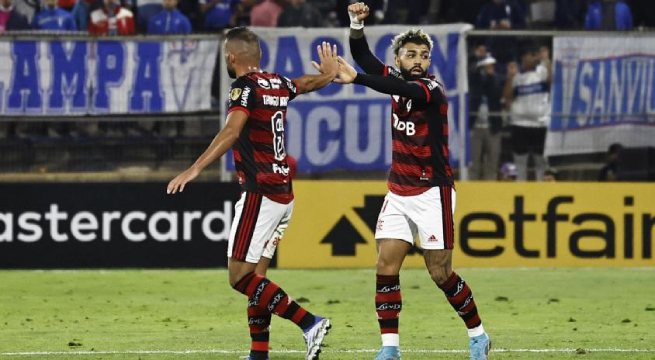 Flamengo vence a Universidad Católica con doblete de 