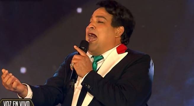 Imitador de Juan Gabriel cantó “Abrázame muy fuerte” en su primer concierto