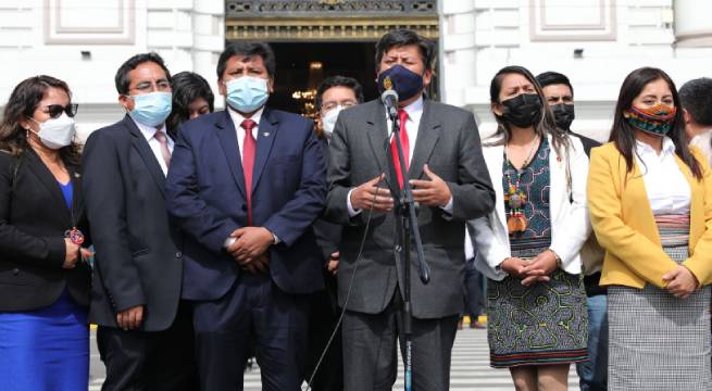 Renuncian diez congresistas de la bancada de Perú Libre