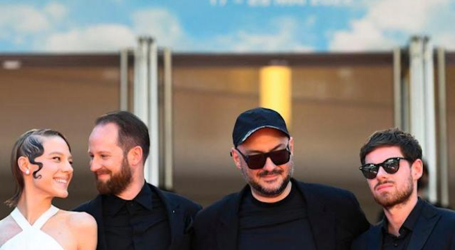 Un director ruso condena la guerra en el estreno de una película en Cannes