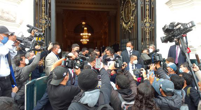 Seguridad del Parlamento impide el ingreso del gremio de periodistas a Palacio Legislativo