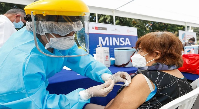Trujillo: continúa inmunización contra COVID - 19 en vacunatorio de plaza de Armas