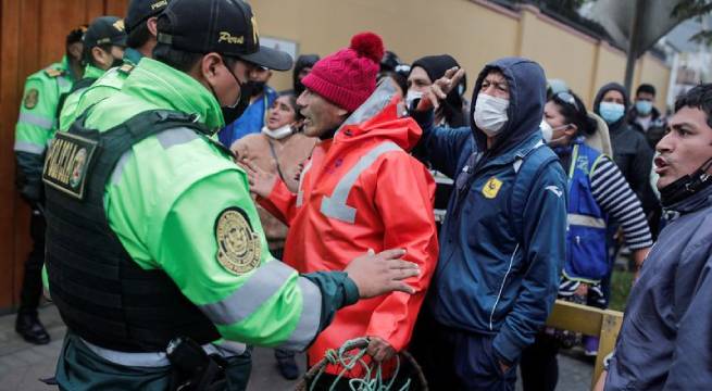 Comerciantes y pescadores protestan y piden compensación a Repsol por derrame de petróleo