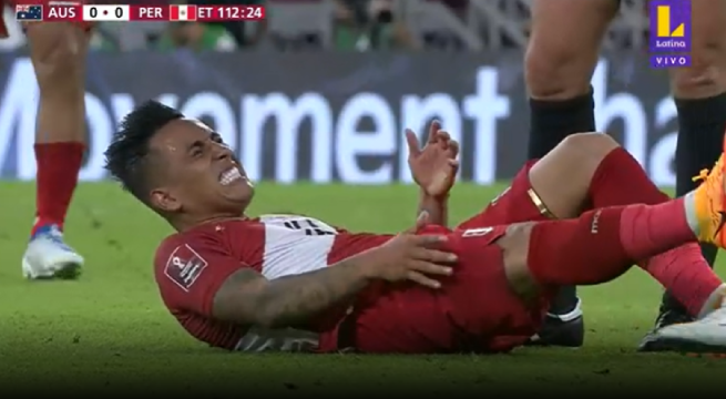 Christian Cueva es retirado en camilla tras presentar una molestia en la pierna derecha