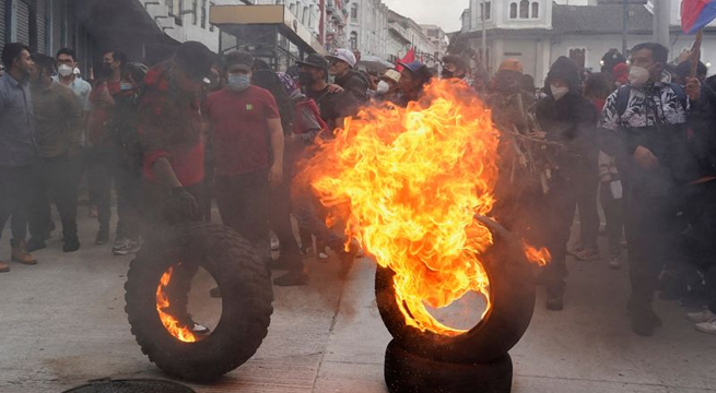Grupos indígenas en Ecuador bloquean carreteras en protestas por políticas económicas
