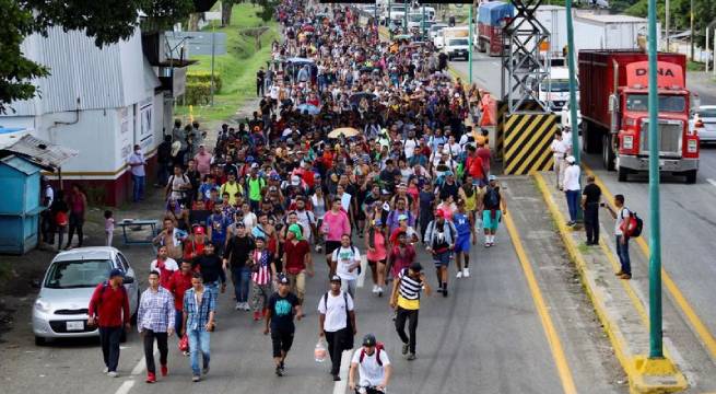 Caravana de migrantes sale del sur de México hacia Estados Unidos días después de tragedia en Texas