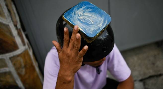 Venezuela: breakdancer entretiene a los automovilistas mientras sueña con ir a los Juegos Olímpicos