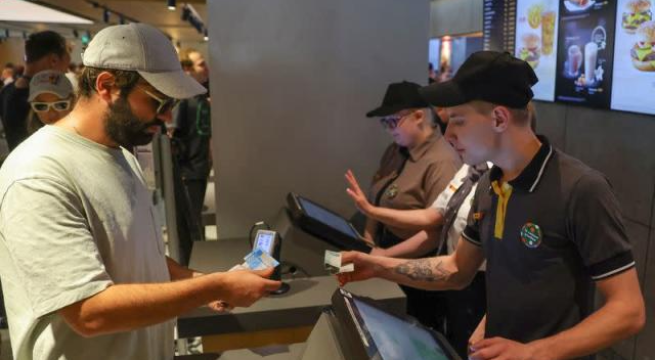 Nuevos dueños de McDonald's en Rusia quitan las papas fritas del menú, debido a la escasez