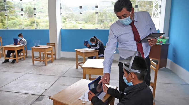 Pedro Castillo anuncia bonificación de S/ 950 para docentes y auxiliares