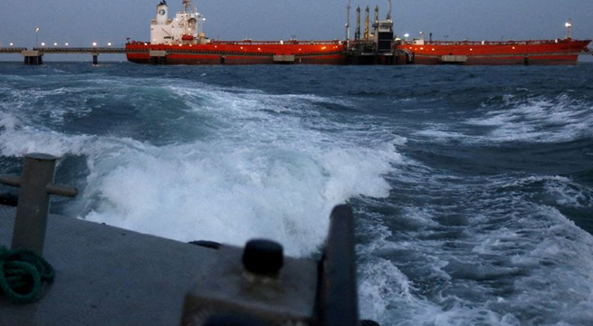 Irán aumenta provisión de crudo a Venezuela para refinación, liberando crudo de exportación