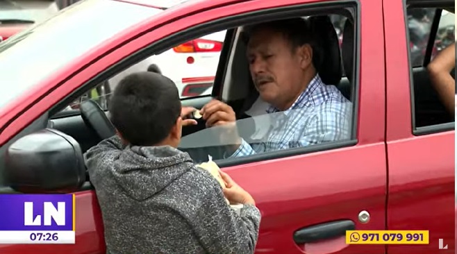 José: el adolescente que trabaja en las calles de Trujillo para pagar la operación de su pierna