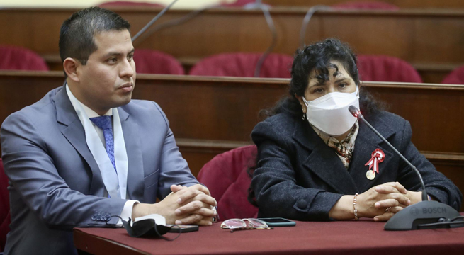 Primera dama guarda silencio ante la Comisión de Fiscalización