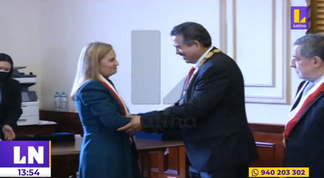 Manuel Merino recibió condecoración en el Congreso de manos de María del Carmen Alva