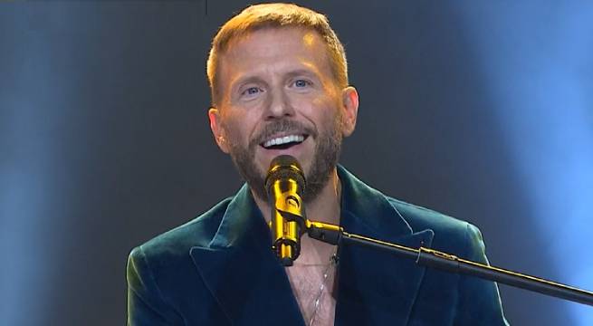 Noel Schajris se apoderó del escenario al cantar un Mix de éxitos