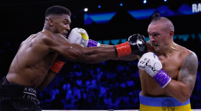Usyk vence a Joshua en fallo dividido y retiene el título de los pesos pesados