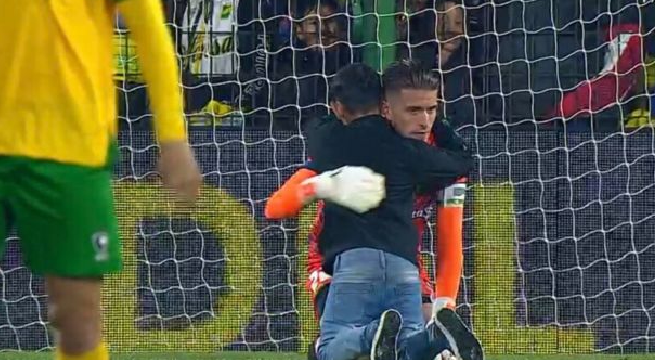 Niño se metió a la cancha para consolar a arquero de Defensa y Justicia