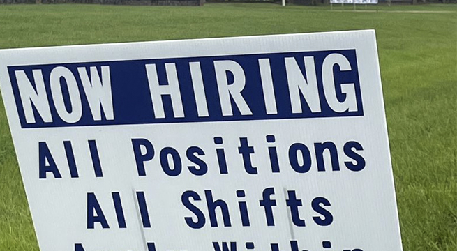 Solicitudes semanales de desempleo aumentan en EE. UU.; despidos caen en julio