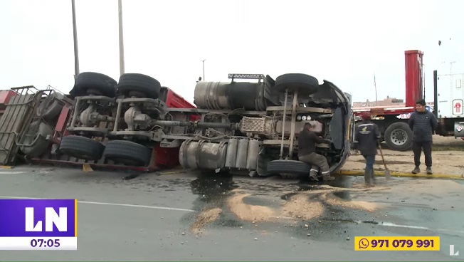 Trujillo: tráiler cargado de harina de pescado se volcó en óvalo Huanchaco