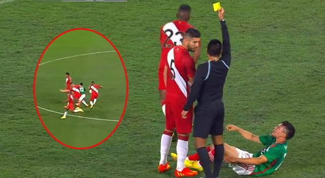 Carlos Zambrano recibió la primera tarjeta amarilla del Perú vs México