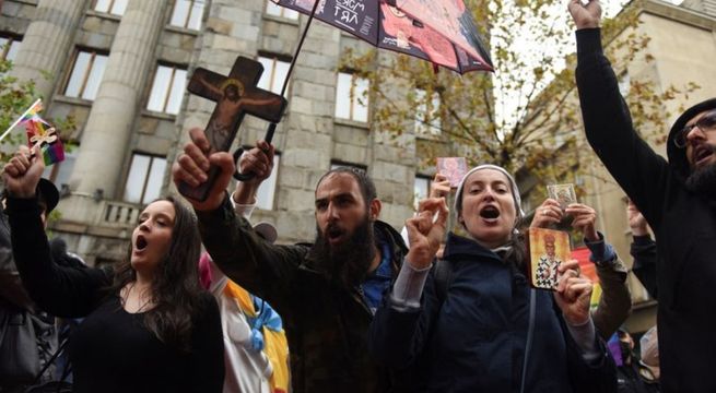 Serbia: policía se enfrenta con manifestantes de derecha en una marcha LGBTQ