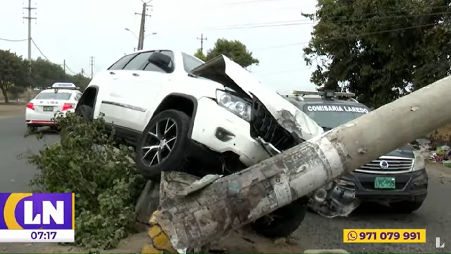 Trujillo: camioneta derribó poste de alumbrado público en avenida Pumacahua