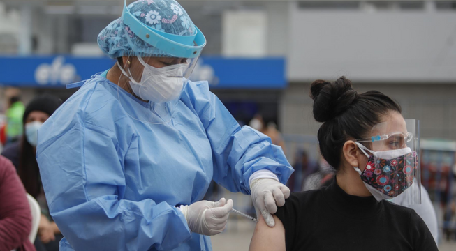 Autorizan cuarta dosis de la vacuna contra la COVID-19 para mayores de 18 años