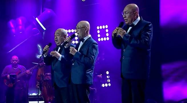 Los Hermanos Vera cantaron “Una copa más” en la semifinal del martes