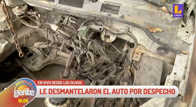 Los Olivos: Desmantelan auto de una mujer por un presunto ataque de celos