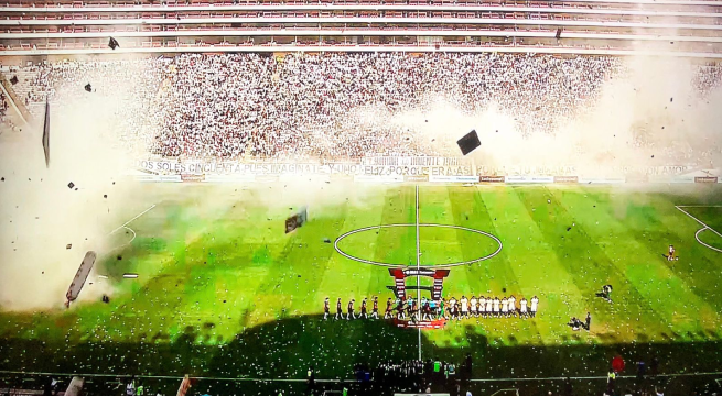 Universitario y sus hinchas realizan un espectacular recibimiento