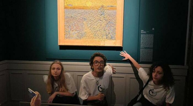 VIDEO: Activistas lanzan sopa de verduras sobre un cuadro de Van Gogh en Roma