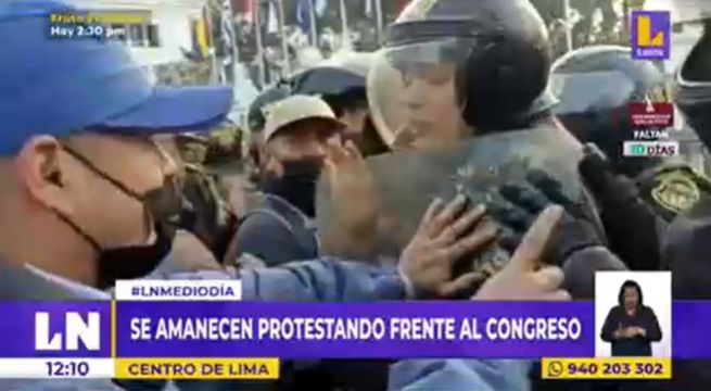 'Toma de Lima': decenas de personas se amanecen protestando frente al Congreso