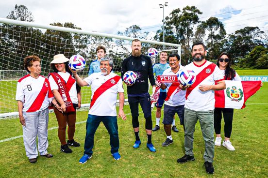 Andrew Redmayne se reunió con hinchas peruanos en las instalaciones de su club