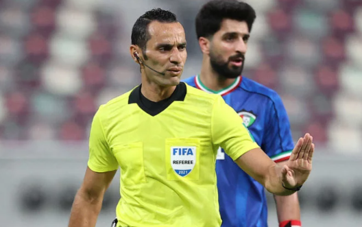 arbitro del Australia vs Dinamarca