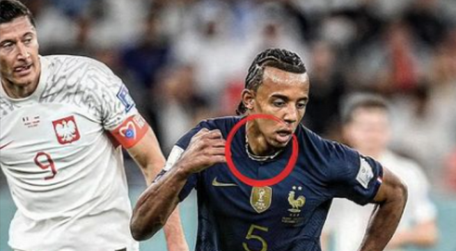 ¡INSÓLITO! Koundé jugó casi todo el primer tiempo con cadenas de oro