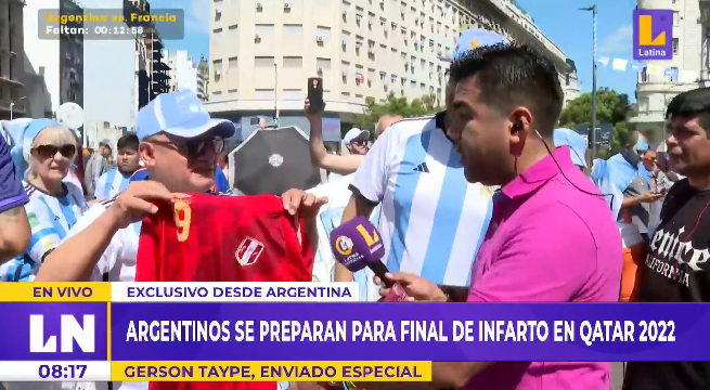 Hinchas peruanos alientan a Argentina desde el Obelisco