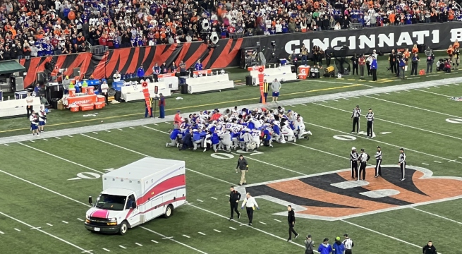 Jugador de fútbol americano se reunén para atender a Damar Hamlin