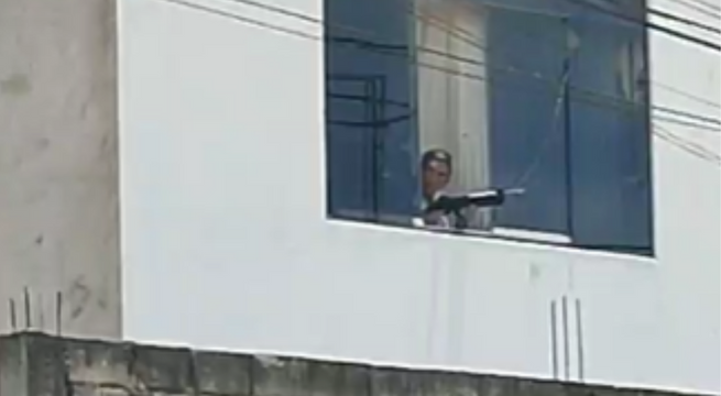 Gobernador de Madre de Dios dispara al aire cuando manifestantes atacaban su casa