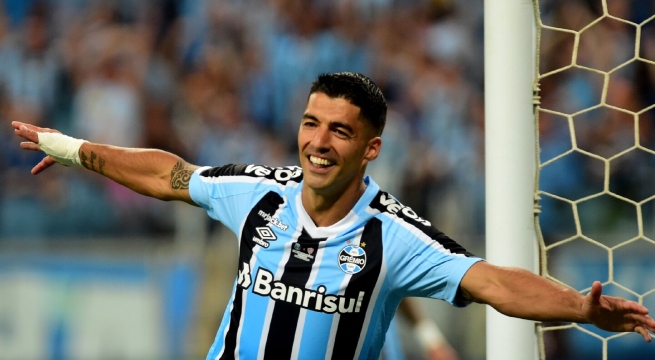 Luis Suárez anotó un hat-trick en su debut con Gremio 