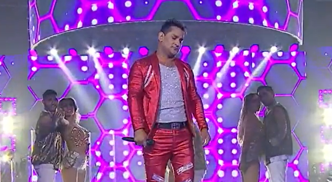 Álvaro Zúñiga llevó sabor tropical al escenario de La Voz Perú al cantar “Amigos no por favor”