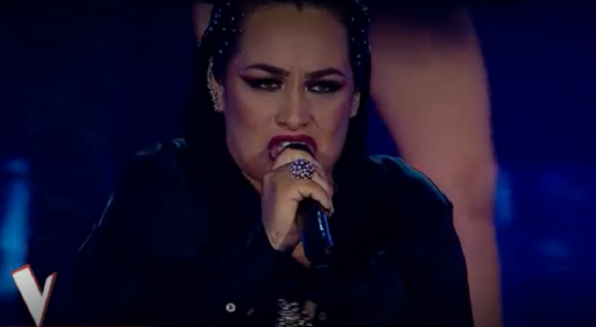 Celima Victoria ‘Llegó la luz’ aperturó la Noche de Eliminación cantando “Devórame otra vez”