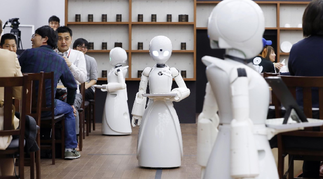 Japón: Personas con discapacidad manejan robots meseros