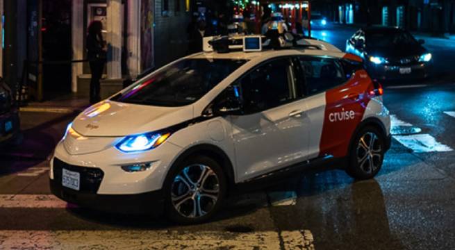 Retiran 300 vehículos autónomos tras choque de robotaxi con autobús