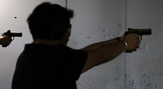 Chilenos compran armas, blindan autos y buscan seguridad por un aumento del crimen