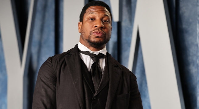Actor Jonathan Majors se defiende de manera remota ante acusaciones de agresión